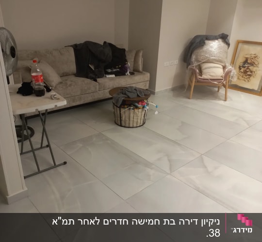 סל כביסה עם בגדים על רצפה נקייה